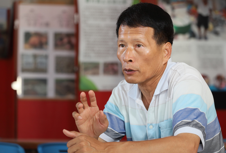 南寮社區發展協會前理事長陳有擇,與記者分享南寮社區特有的澎湖在地文化。