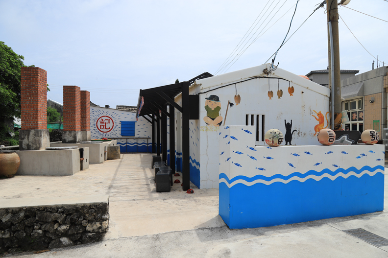 南寮社區內隨處可見逗趣活潑的社區繪畫,令人莞爾一笑。