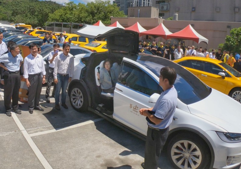 （圖說：總統蔡英文現場試乘豪華型多元計程車-特斯拉Model X，並對台灣大車隊不斷為服務注入新價值表示支持與肯定。）