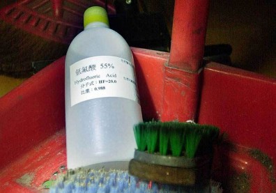 清潔時遭「化骨水」噴濺險喪命！別輕忽氫氟酸對身體帶來的傷害