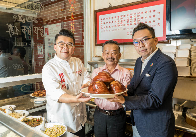 鄧師傅功夫菜在高雄是知名餐廳，由鄧文裕所創立。左起依序為哥哥鄧至廷、父親鄧文裕、弟弟鄧至佑