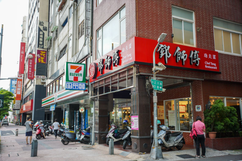 鄧師傅二代兄弟 將老字號滷蹄膀賣進便利商店_img_1