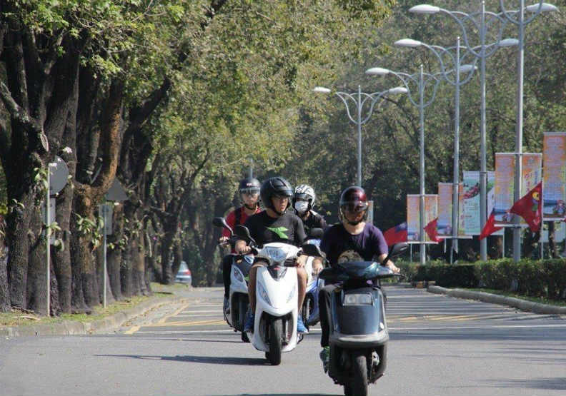 教育部校安中心統計，98年至107年，平均每年有161位大學生死於交通事故，且逾9成肇因騎機車擦撞或自撞。