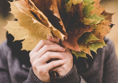 「碰，我還活著。」張開雙手擁抱炸彈，只希望碎片不要傷到家人們