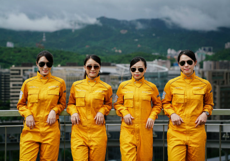 星宇航空日前公布受訓的機師，其中特別的亮點是戴上墨鏡的帥氣女機師。圖片取自星宇航空臉書