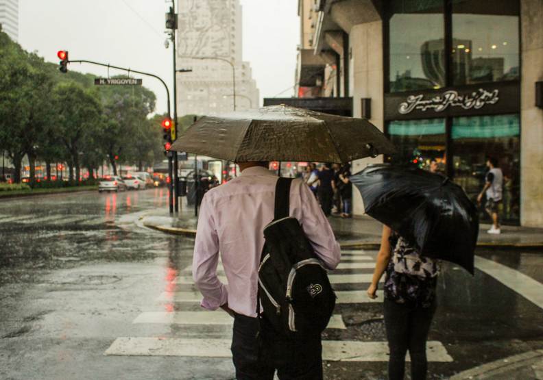 下塑膠雨了！科學家證實：已在雨水中發現了塑膠微粒
