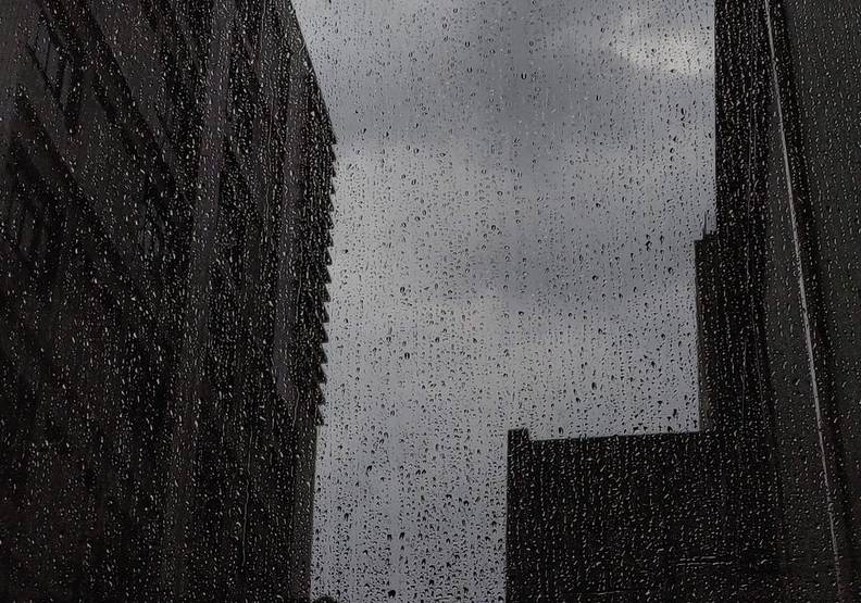 下塑膠雨了!科學家證實:已在雨水中發現了塑膠微粒_img_1