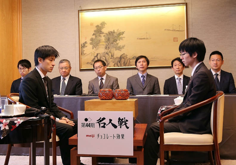 第44期名人戰第二局，芝野虎丸（右）挑戰張栩名人。圖片由海峰棋院提供
