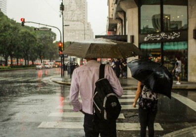 下塑膠雨了！科學家證實：已在雨水中發現了塑膠微粒