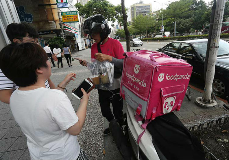 Uber Eats以9億5千萬美元併購foodpanda台灣外送事業，對於消費者來說，外送服務將因此走向一家獨大的局勢。遠見資料照，蘇義傑攝