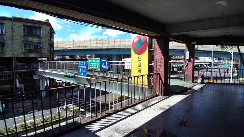 漫遊台北存在最久、也最富設計韻味的「華江社區天橋」_img_1