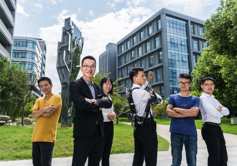 來自南京的學生創業家，要幫農民和工人披上鋼鐵裝