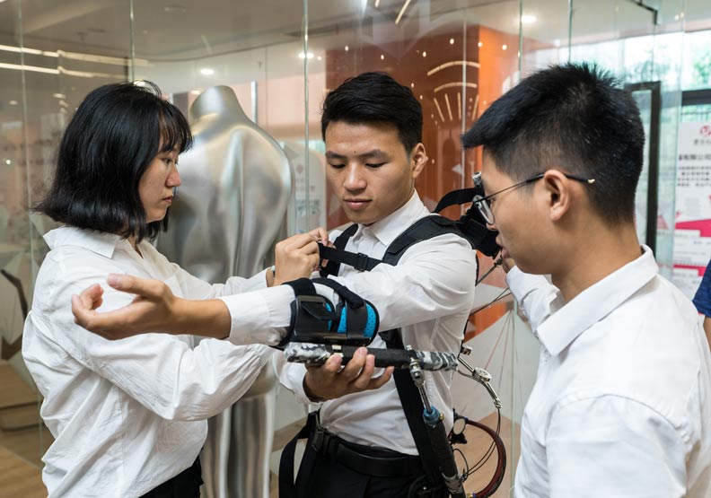 來自南京的學生創業家,要幫農民和工人披上鋼鐵裝_img_2