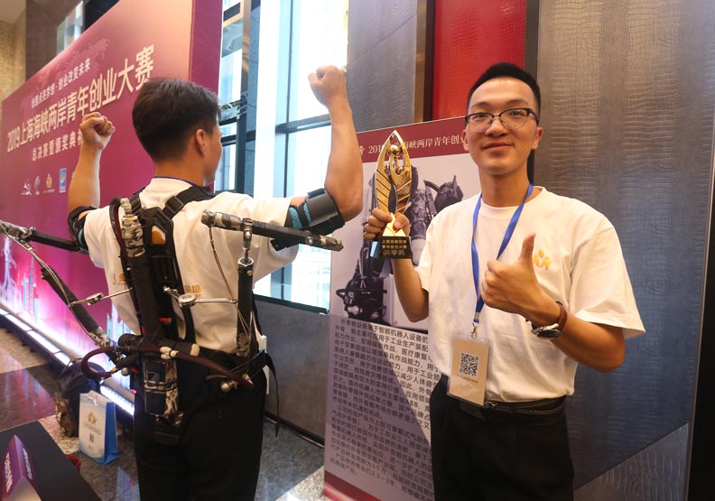 來自南京的學生創業家,要幫農民和工人披上鋼鐵裝_img_1