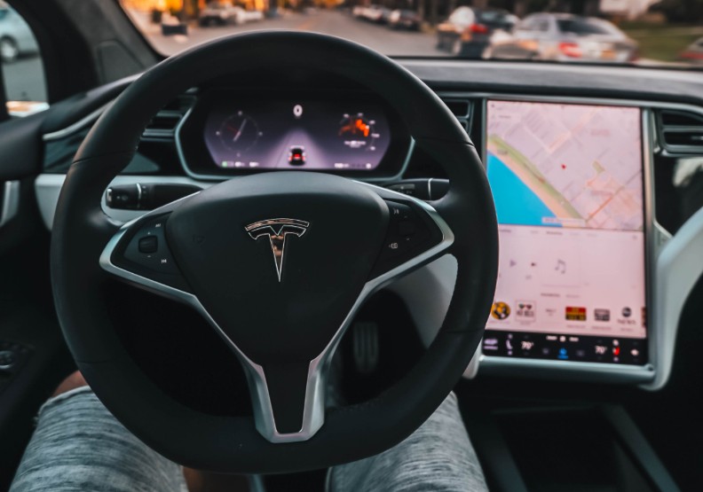最近不少自動駕駛車輛駕駛睡死的影片在網路上流傳，讓不少業者感到頭痛。圖片來源：pexels