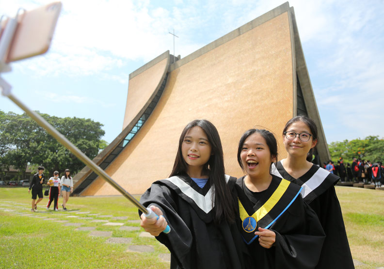 東海大學畢業生在路思義教堂前自拍。張智傑攝。