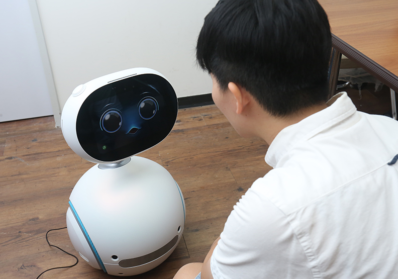 東吳大學心理學系知覺與學習實驗室引進機器人，拓展心理諮商的現場實務新可能。