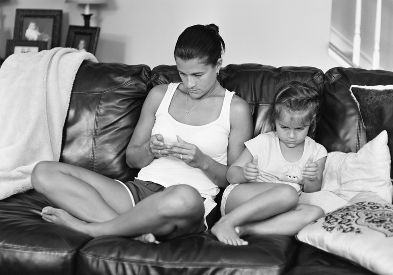 沒有手機的世界?攝影師揭露人們最荒謬空虛的一面_img_1