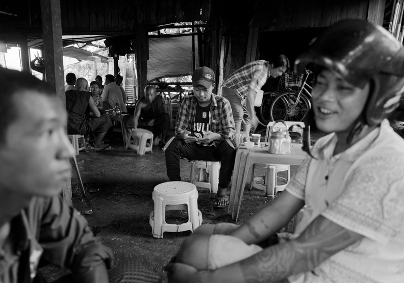 沒有手機的世界?攝影師揭露人們最荒謬空虛的一面_img_4