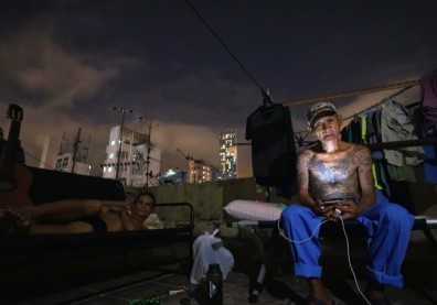 香港有人住每坪4000萬台幣豪宅；有人住0.4坪棺材房