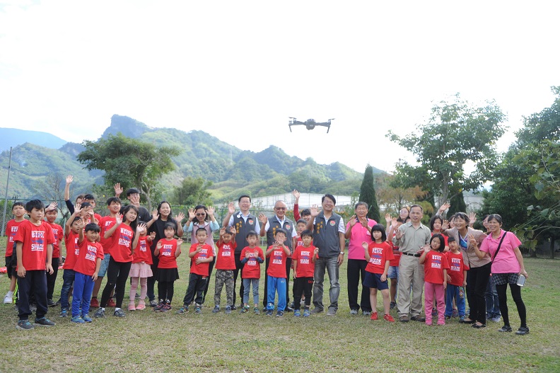 縣長全力推動無人機產業，帶領小學師生體驗空拍客庄之美。