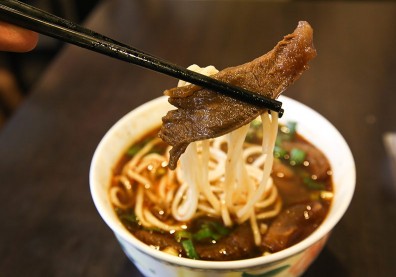 一碗湯麵就吃掉一天鹽分攝取量！營養師實測，這些食物都「鹽質爆表」