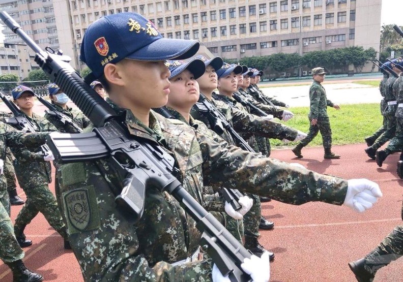 桃園南亞科大的ROTC預備軍官團學生，也參加今年6月的陸軍官校95周年校慶閱兵。圖片來源：軍聞社