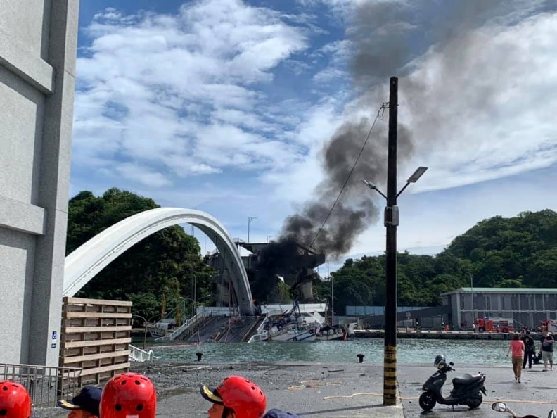 南方澳大橋瞬間斷裂 民眾氣憤：太離譜！像玩具一樣脆弱_img_1