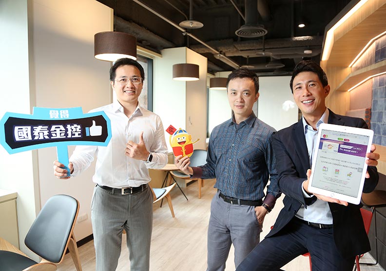 圖右為國泰金控數數發中心副總姚旭杰。