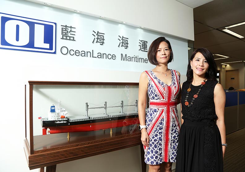 四維航業創辦人藍俊德的大女兒藍心琪（左）和二女兒藍心瑩（右）。