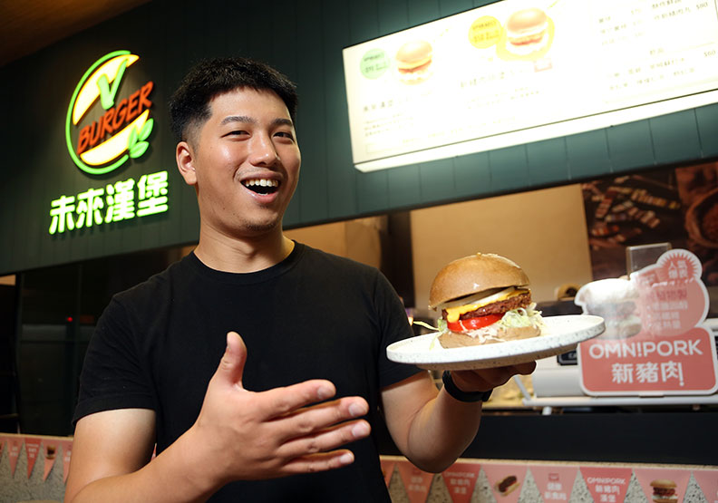 V Burger微風南山店主打漢堡外帶，只賣兩種純植物肉排。