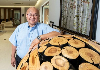木材、房地產都有敏實身影！興趣涉獵廣泛，秦榮華對木頭情有獨鍾