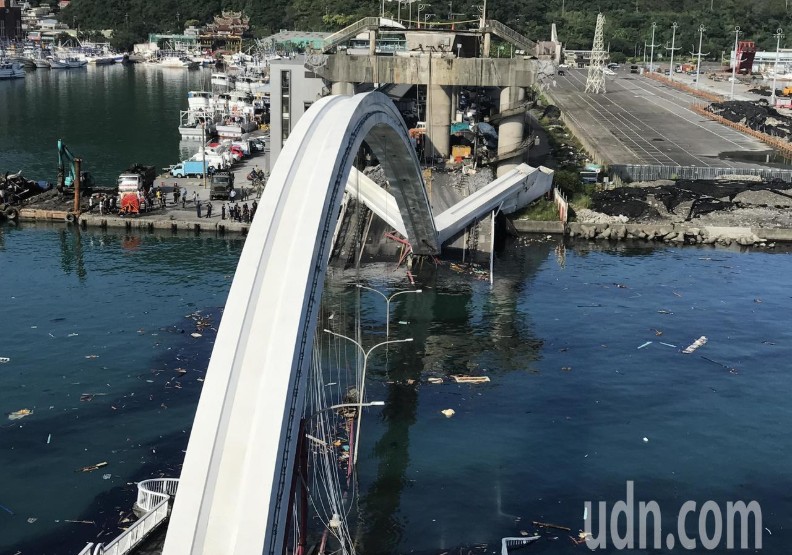 圖／原本漁船進出熱鬧的南方澳漁港，因為斷橋橫阻航道，形同封港，整個漁港冷冷清清。聯合新聞網提供