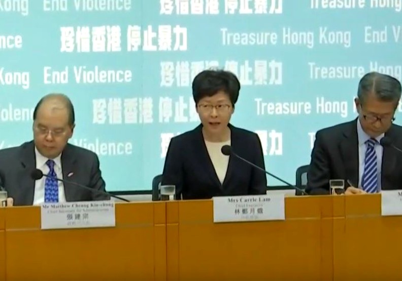 圖／香港特首林鄭月娥率領各局處首長召開記者會，宣布５日零時起開始施行《禁止蒙面法》。截圖自Youtube