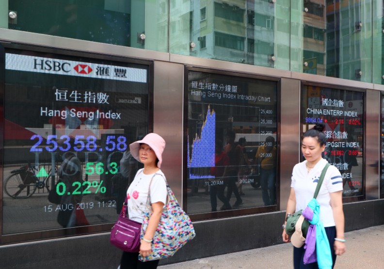 圖／香港近期示威遊行、動盪頻繁，分析師預言恐將拖累全球經濟。