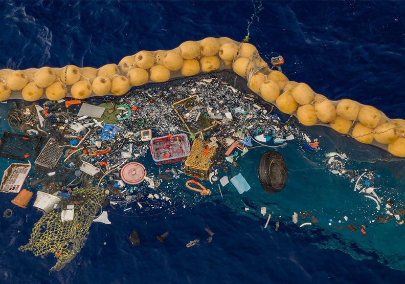 圖／海洋吸塵器成功收集到第一批海洋垃圾。取自The Ocean Cleanup官網