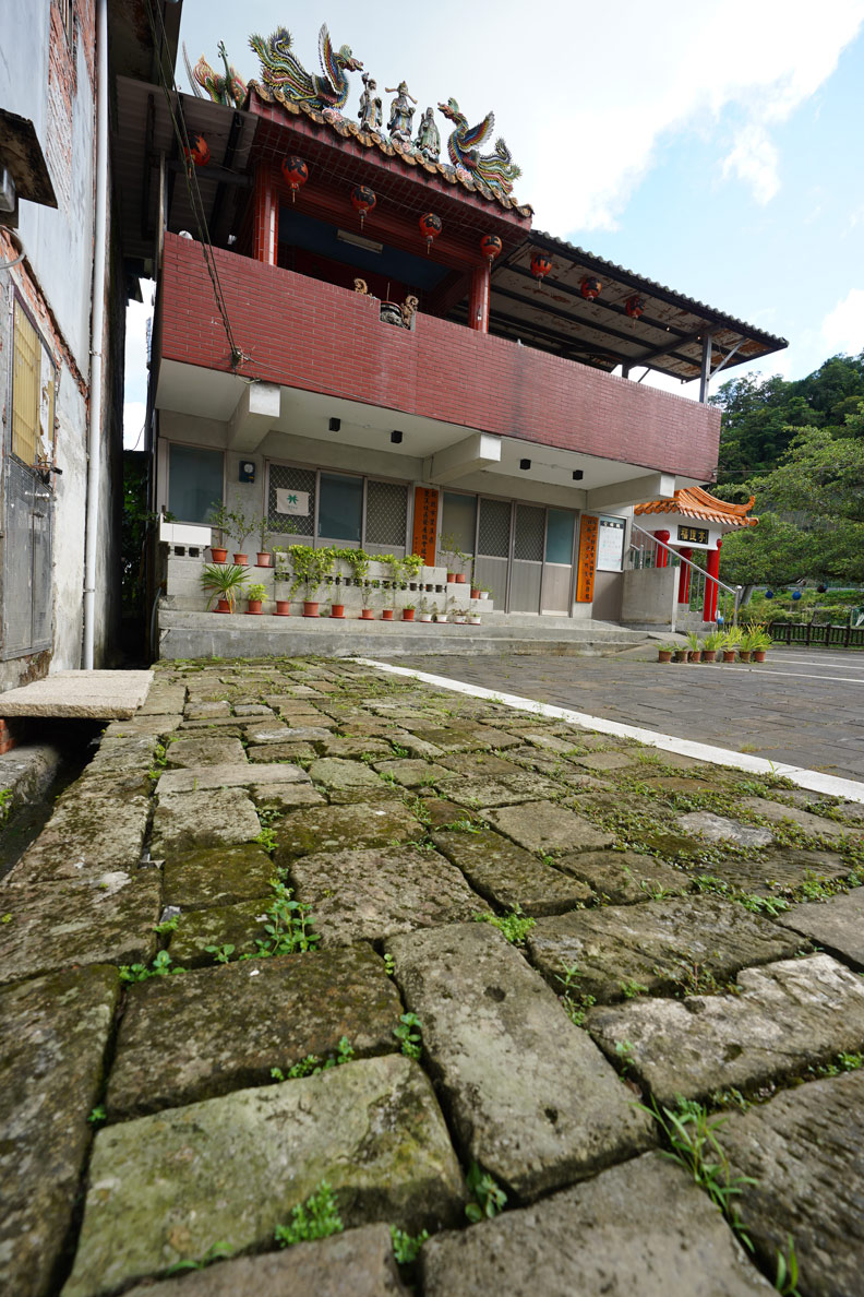 土地公廟前的石板,正是淡蘭古道的鋪地。