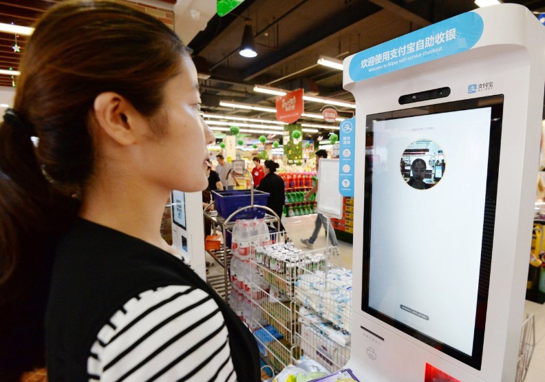 圖／大陸河北省邯鄲市一商業機構攜手支付寶部分超市和便利店，於2018年6月推出「刷臉支付」服務。新華社