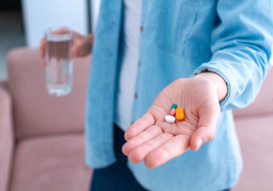 吃藥要注意！藥師警告４種飲料配藥吃，副作用風險倍增