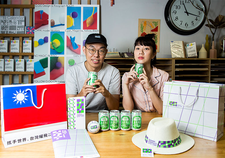 圖／今年雙十國慶的主視覺設計師「小肆」的劉昱賢（左）、「Pip」的盧奕樺（右）。