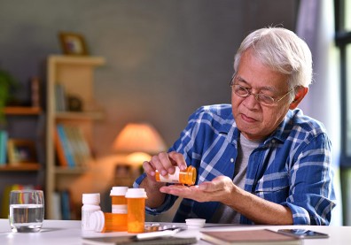 爸媽今天吃藥了嗎？遵循醫囑用藥，千萬不可自己「當醫生」