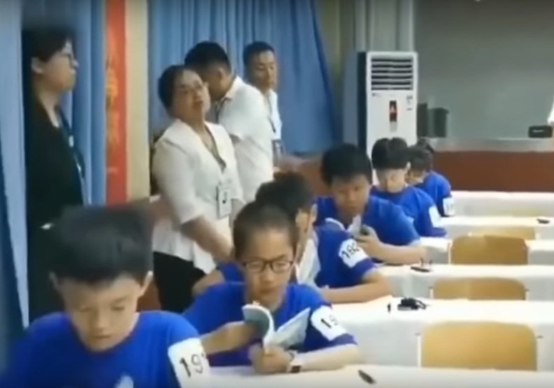 圖／近日PTT上一段大陸「速讀比賽」的影片掀起熱烈討論，網友們看完後紛紛嚇傻直呼「這是在看書還是搧風？」。截圖自youtube