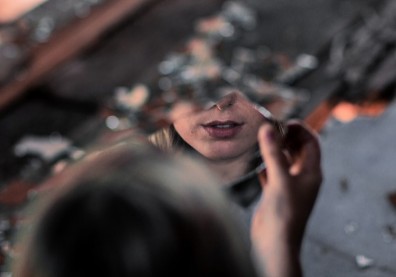 「做好人怎麼就不正常了？」太過友善是偽裝，太過無私是病態