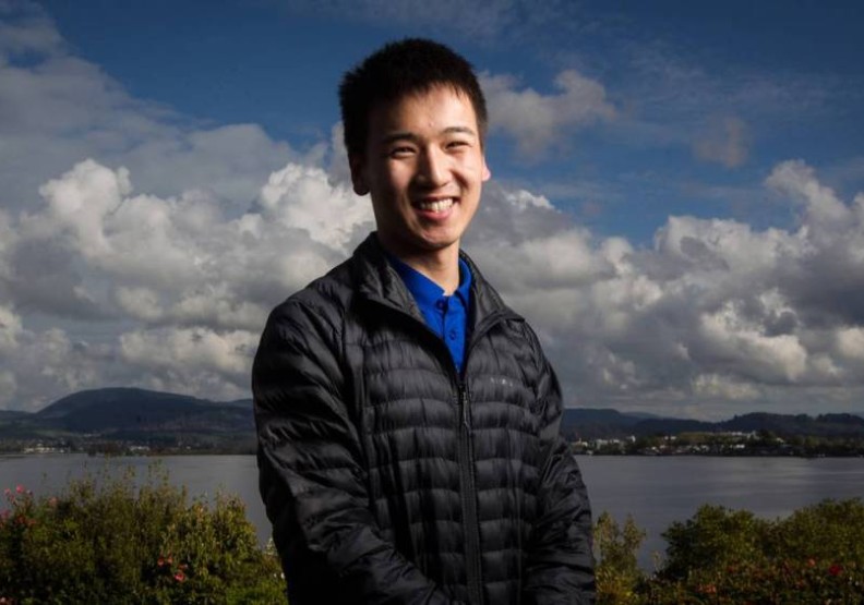 圖／19歲的台裔青年王費雪（Fisher Wang）成為紐西蘭北島羅托魯市（Rotorua）史上最年輕的市議員。取自推特