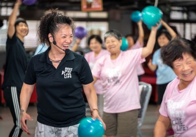 平均72歲的運動班！Ruby老師用同理心帶爺奶「活躍老化」