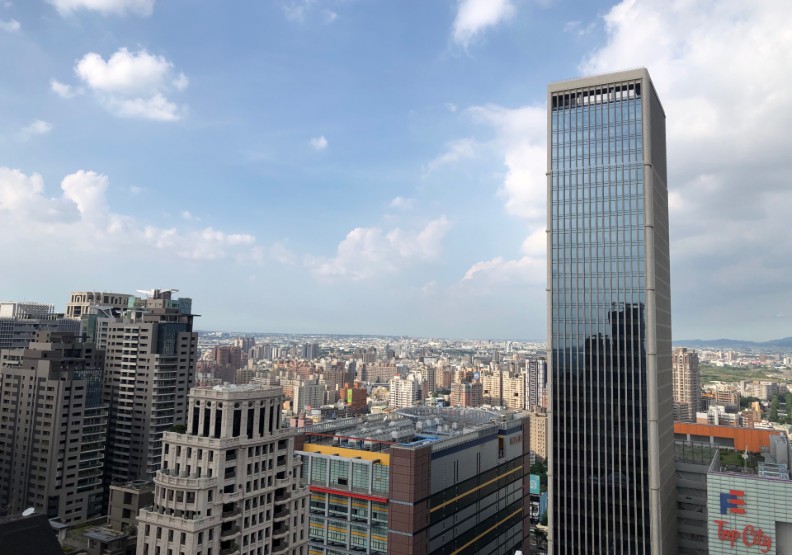 圖／高192米的聯聚中雍大廈，矗立於七期的賣場與大樓中，格外引人注目。