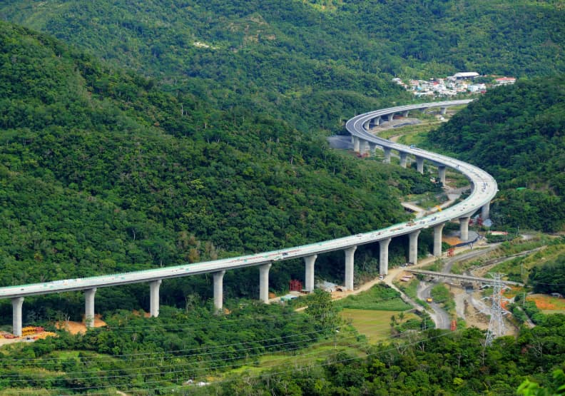 （圖說：蜿蜒山谷間的台九線C1由根基營造竣工。）