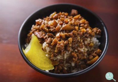 經典小吃解密！滷肉飯上的蘿蔔加了什麼才會這麼黃？