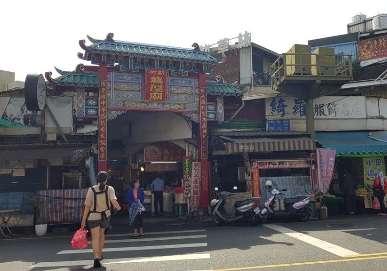 圖／新竹市舊城區街道狹窄，亭置式變壓器設置空間有限，新竹都城隍廟市集入口旁就設有一座站台式變壓器。聯合報提供