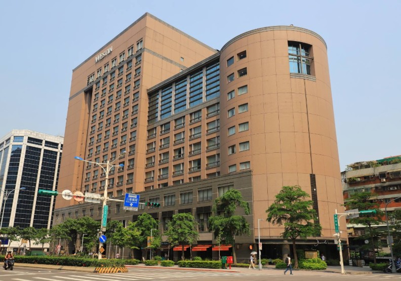 圖／位於台北南京東路上的台北威斯汀六福皇宮，今確定由JR東日本集團承租。取自台北威斯汀六福皇宮臉書
